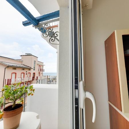 Residence Mediterraneo Rimini Bagian luar foto