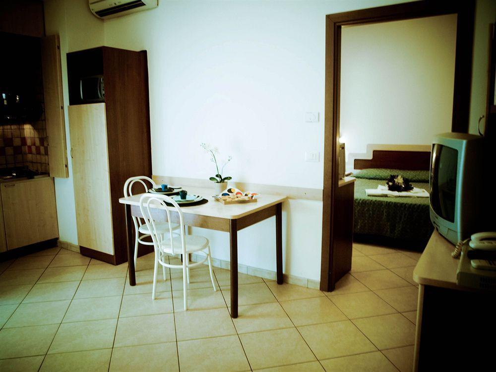 Residence Mediterraneo Rimini Bagian luar foto