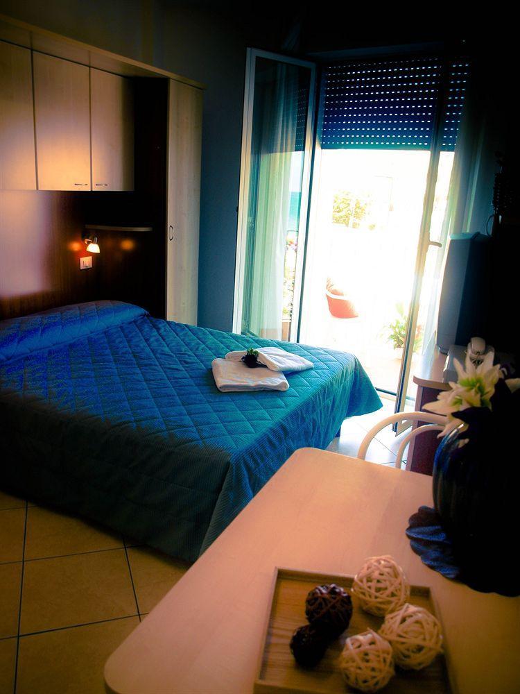 Residence Mediterraneo Rimini Bagian luar foto