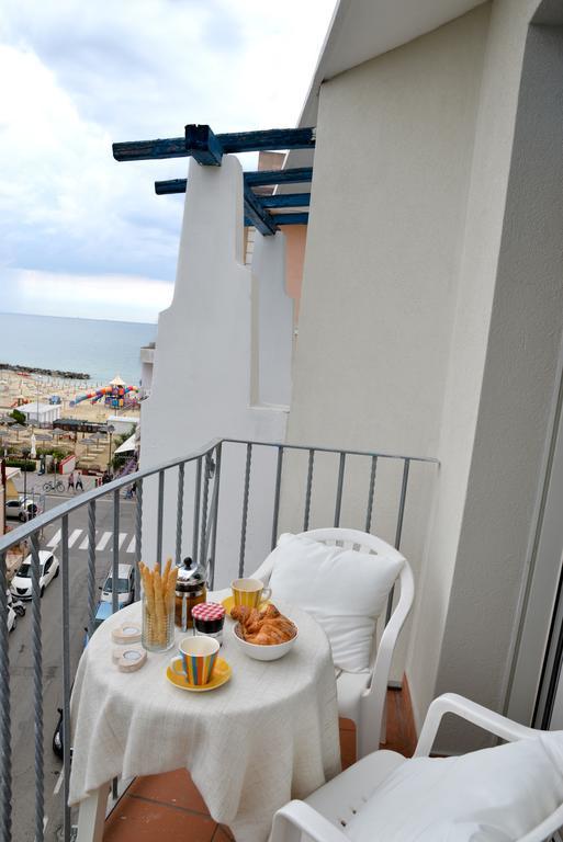 Residence Mediterraneo Rimini Bagian luar foto