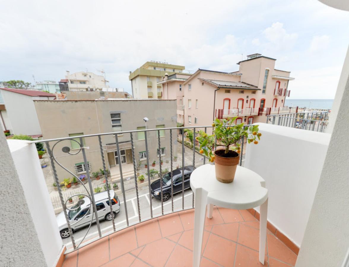Residence Mediterraneo Rimini Bagian luar foto