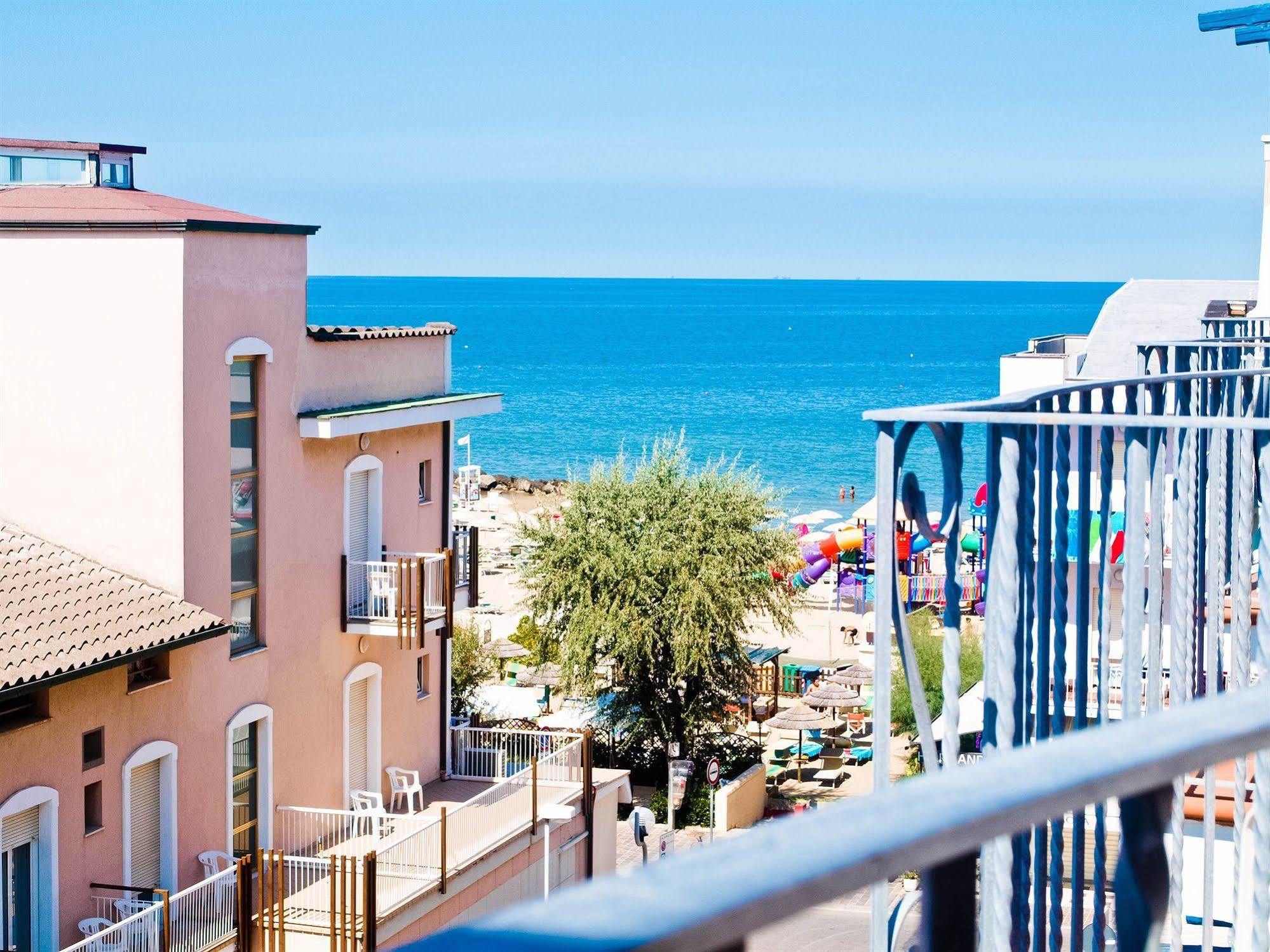 Residence Mediterraneo Rimini Bagian luar foto