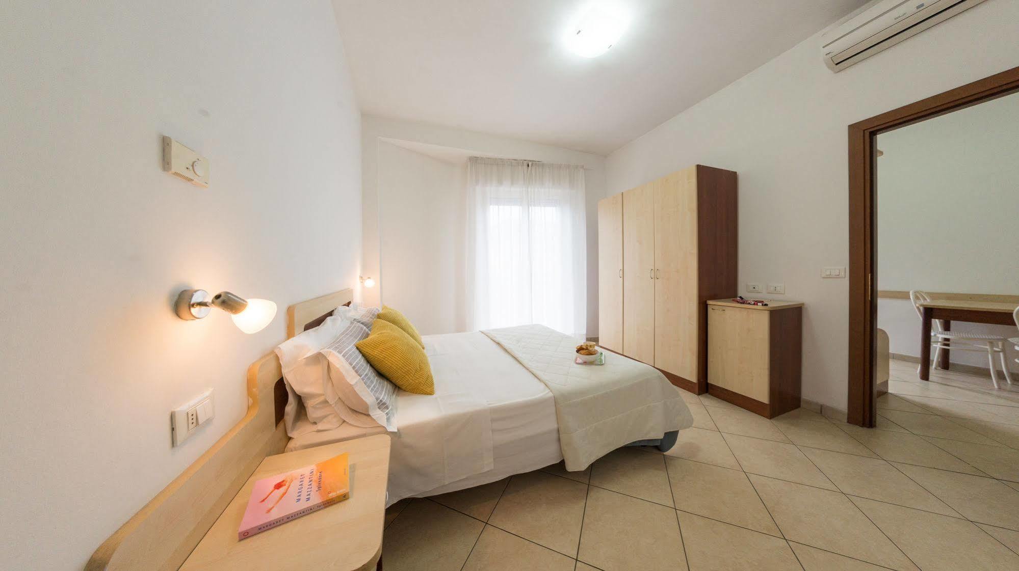 Residence Mediterraneo Rimini Bagian luar foto