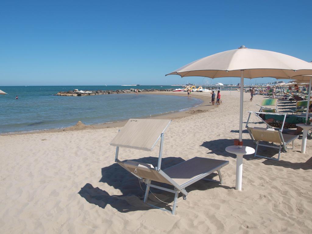 Residence Mediterraneo Rimini Bagian luar foto